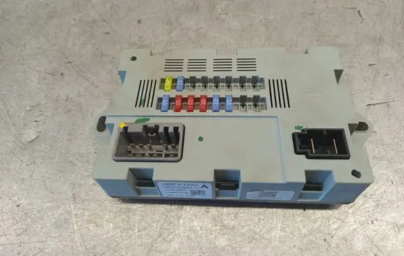 Jaguar XE Fuse box set CPLA14Q073AA 71739084 1506111109