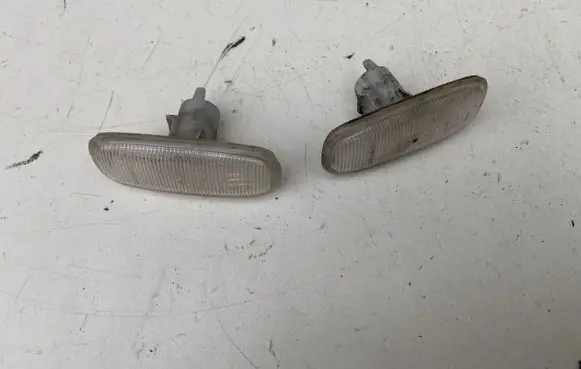 Front fender indicator light
