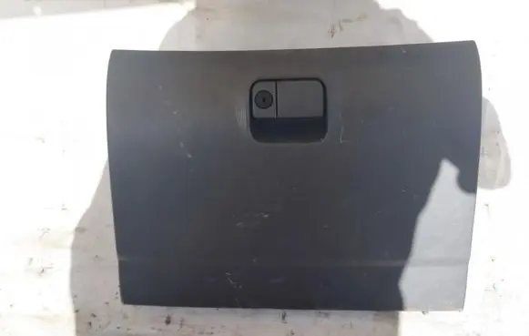 Mazda 323 F Glove box