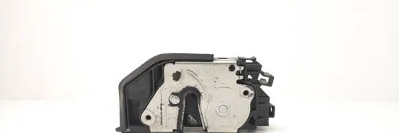 BMW X3 E83 Front door lock 7167068