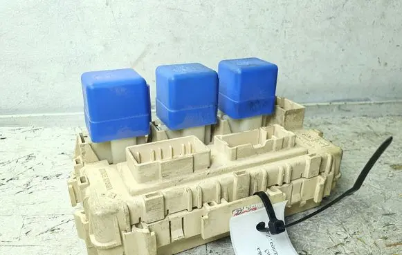 Nissan X-Trail T30 Fuse module 2523079981 20311251220