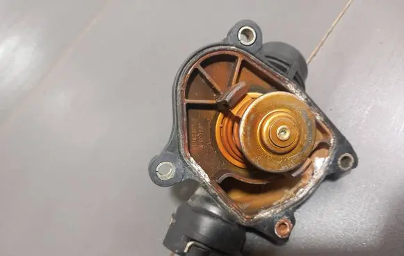 BMW 5 E60 E61 Thermostat/thermostat housing s900837 4887911