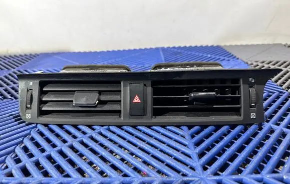 Lexus CT 200H Dash center air vent grill 5567076020