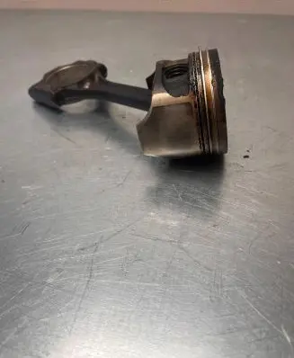 Volkswagen Golf IV Piston with connecting rod