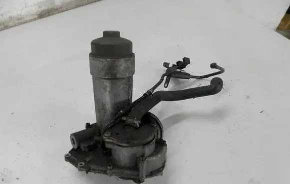 Volkswagen PASSAT B5.5 Oil filter mounting bracket 