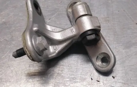 Mercedes-Benz ML W164 Front door upper hinge