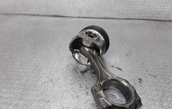 Toyota Avensis T250 Piston with connecting rod 86L78