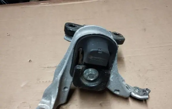Honda CR-V Engine mount bracket
