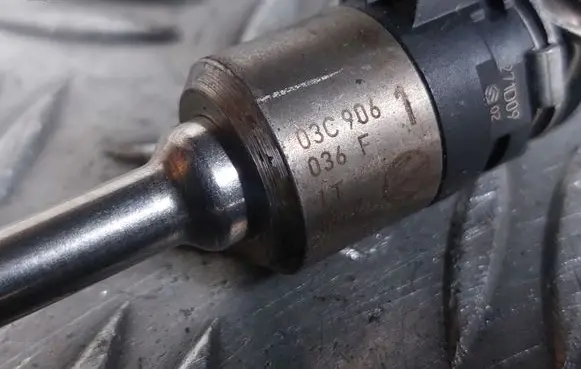 Volkswagen Golf VI Fuel injector 03C906036F