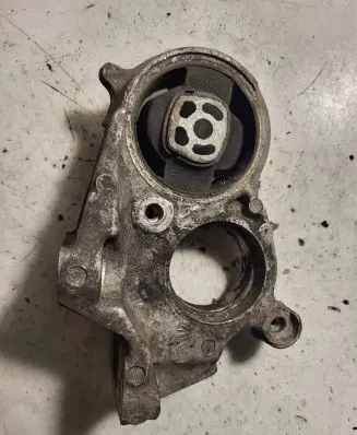 Peugeot 308 Engine mount bracket 96391768