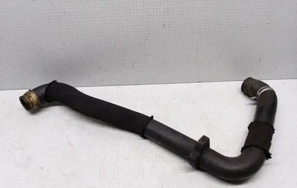 Engine coolant pipe/hose