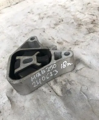 Mercedes-Benz B W246 W242 Engine mount bracket