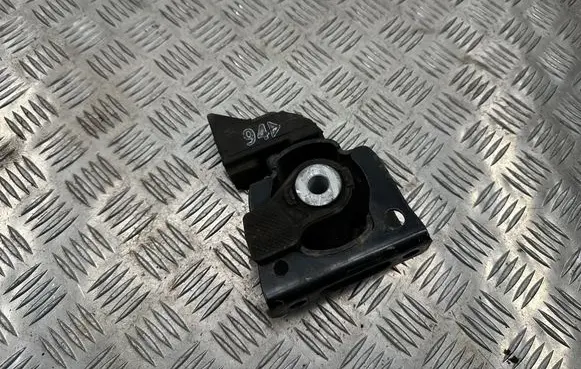 Lexus CT 200H Engine mount bracket