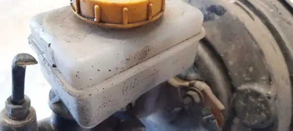Brake fluid reservoir
