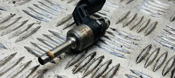 Volkswagen PASSAT B7 Fuel injector 03C906036M