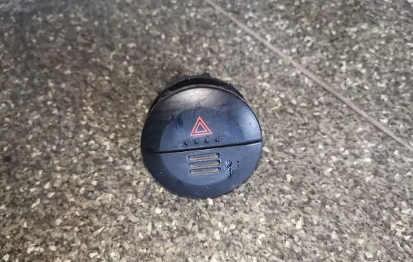 Nissan X-Trail T30 Hazard light switch