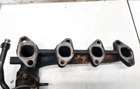 Toyota Avensis T220 Exhaust manifold