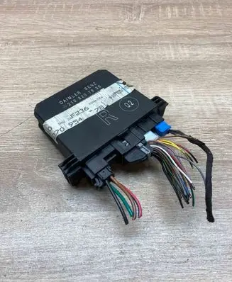 Mercedes-Benz E W210 Door control unit/module 2108207826