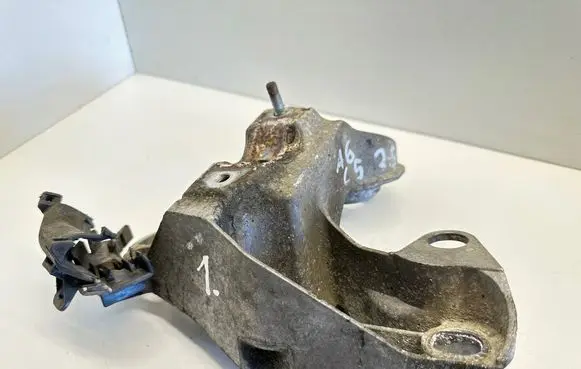 Audi A6 S6 C5 4B Engine mounting bracket 8E0199352f