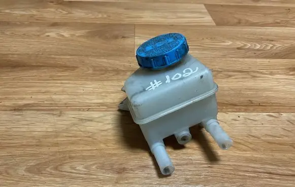 Nissan Almera Tino Brake fluid reservoir 