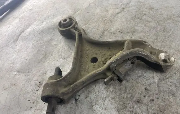 Volvo V70 Front lower control arm/wishbone