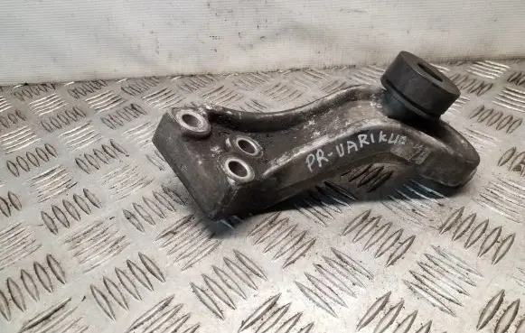 Hyundai Tucson JM Engine mounting bracket