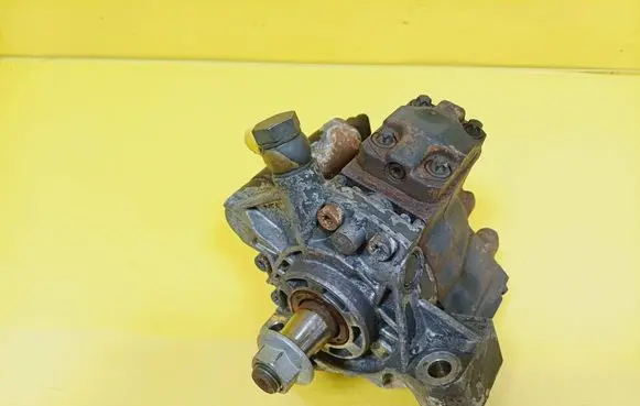 Renault Clio III Fuel injection high pressure pump 8200663258 A2C20000754 5WS40153