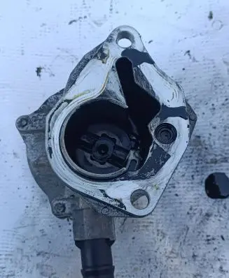 Nissan Micra Vacuum pump 8379701