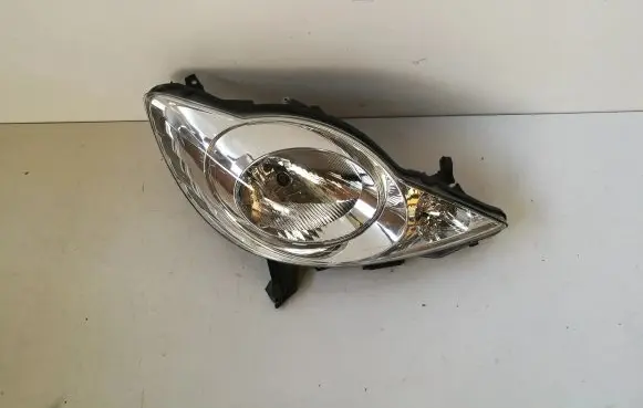 Peugeot 107 Headlight/headlamp 811100H030