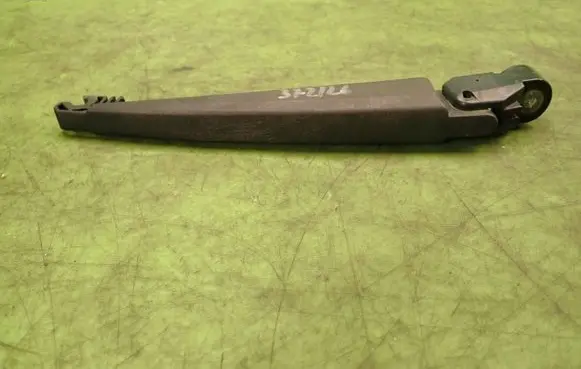 Suzuki Grand Vitara II Rear wiper blade arm