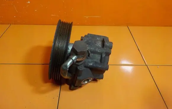 Alfa Romeo Giulietta Power steering pump 00518523200
