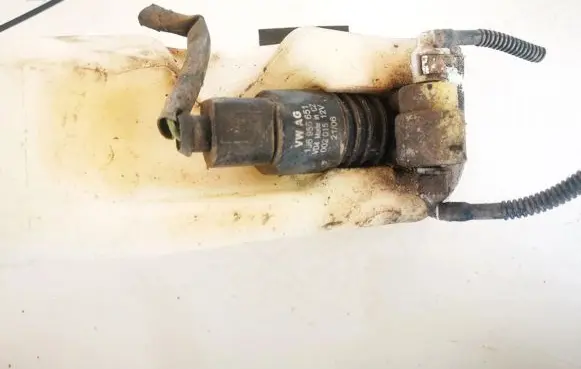 Volkswagen Polo IV 9N3 Windscreen/windshield washer pump 1j6955651
