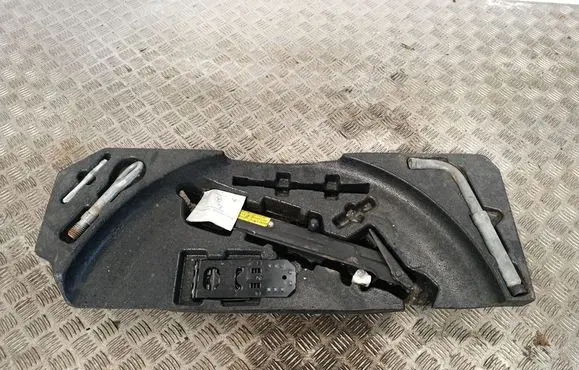 Mercedes-Benz ML W164 Tool set A1648990617