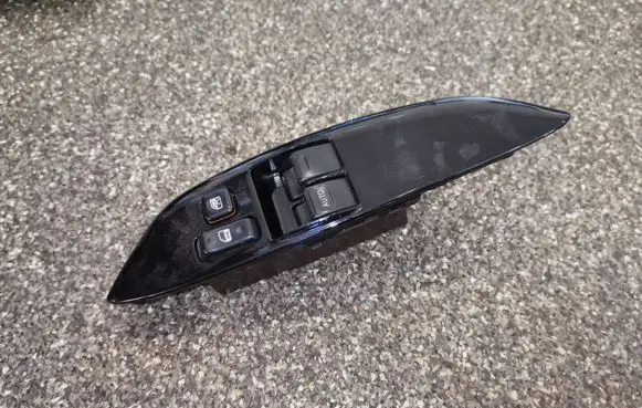 Toyota Yaris Electric window control switch 0113A13