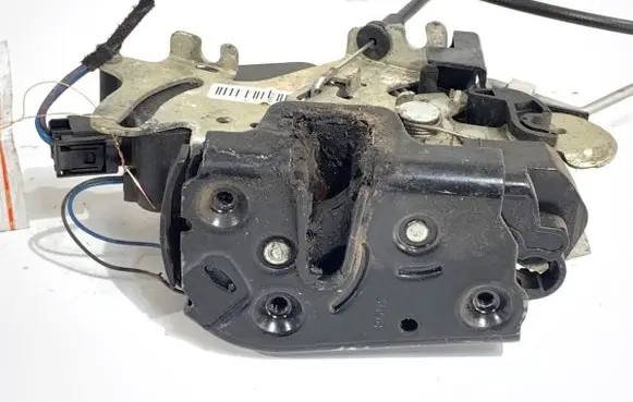 Mercedes-Benz Vito Viano W639 Front door lock A6397201735