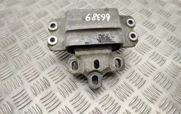 Volkswagen Tiguan Engine mount bracket 3C0199555