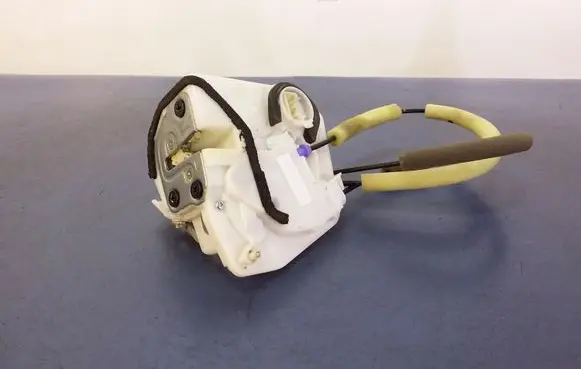 Mazda 3 II Rear door lock