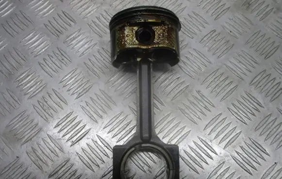Ford Focus Piston with connecting rod