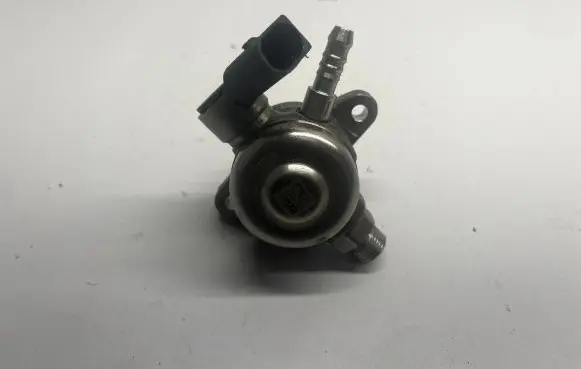 Volkswagen Jetta VII Mechanical fuel pump 04E127027L