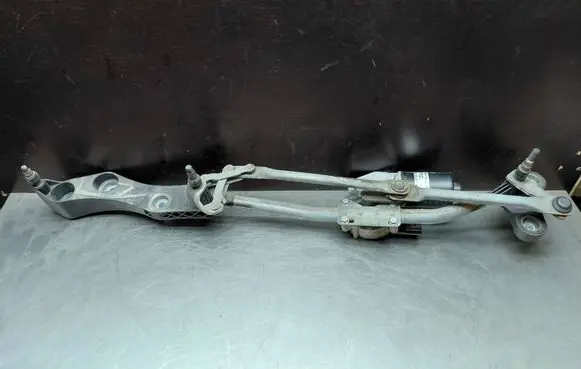 BMW 5 E60 E61 Front wiper linkage and motor 7193995