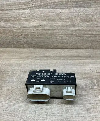 Volkswagen Golf III Coolant fan relay 1H0941597 898739000