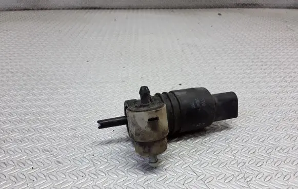 Volkswagen Touran I Windscreen/windshield washer pump