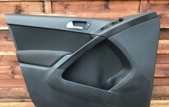 Volkswagen Tiguan Front door card panel trim