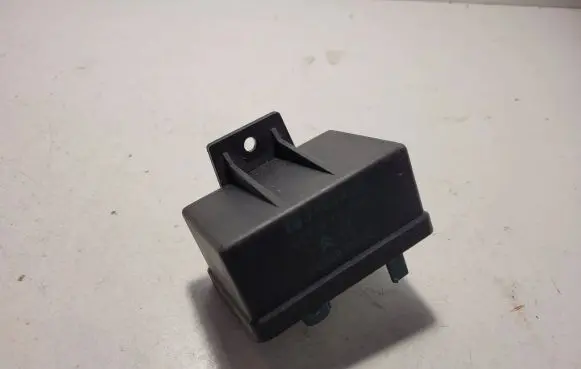Peugeot 406 Glow plug pre-heat relay 9639912580