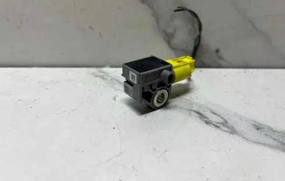 Mercedes-Benz C W204 Airbag deployment crash/impact sensor A2048201985 04896011AB