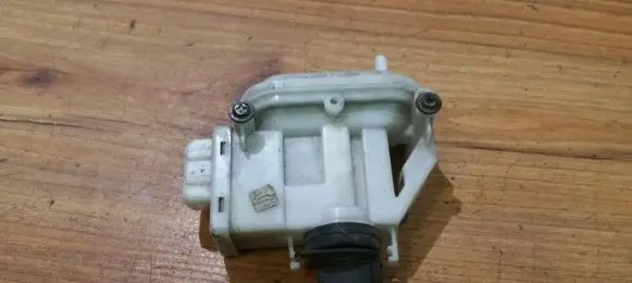 Volkswagen PASSAT B3 Central locking vacuum pump 357862153c
