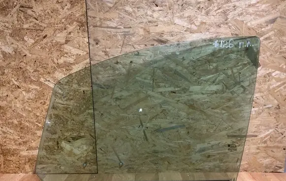 Opel Zafira B Front door window glass four-door 43R001582 E000199
