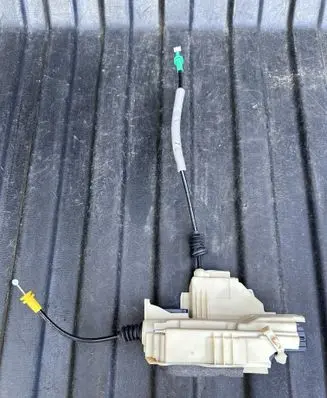 Volvo V60 Rear door lock 32310710 V040273