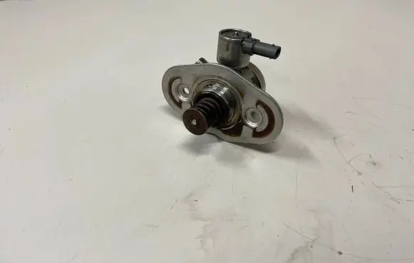 BMW X5 F15 Fuel injection high pressure pump 8604229 13518604229 02611520282