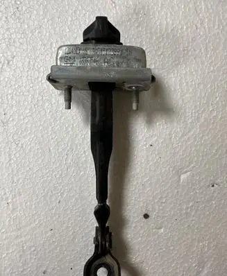 Opel Astra J Front door check strap stopper 13363546